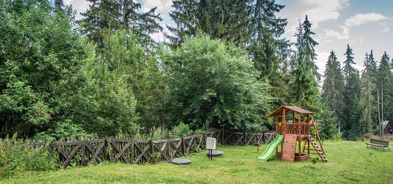 Pri výbehu poníkov je pre najmenších pripravená detská preliezka so šmykľavkou a hojdačkou