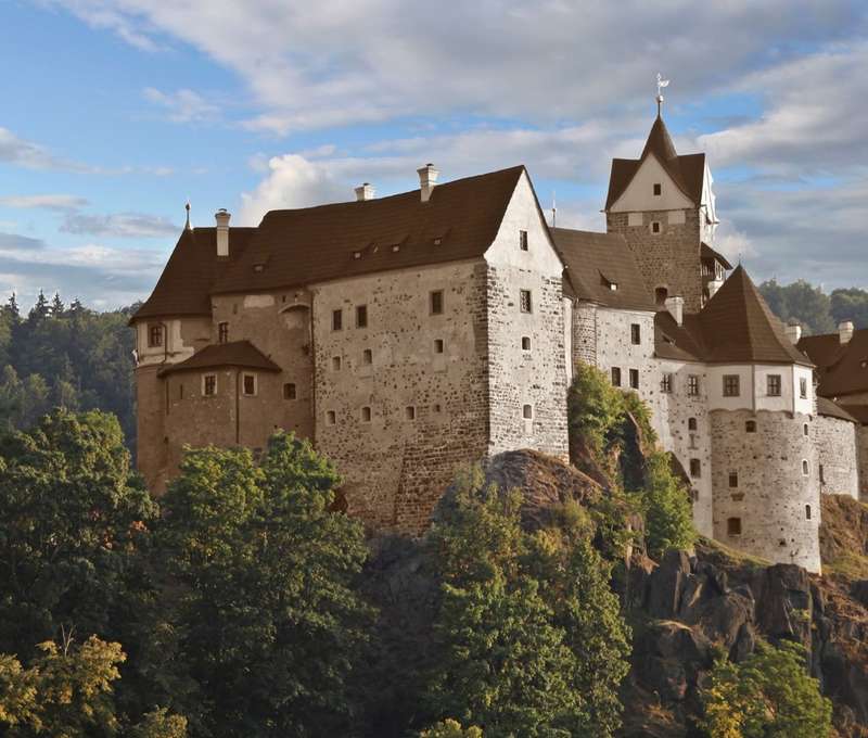 Jedním z oblíbených cílů po okolí je hrad Loket