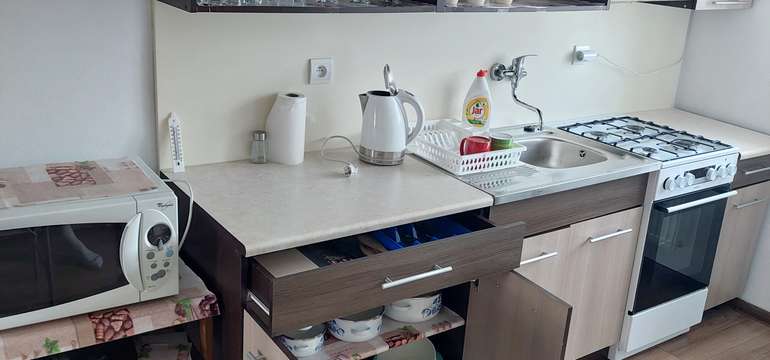 Apartmán má plne vybavenú kuchyňu (chladnička, mikrovlnná rúra, sporák, rýchlovarná kanvica)