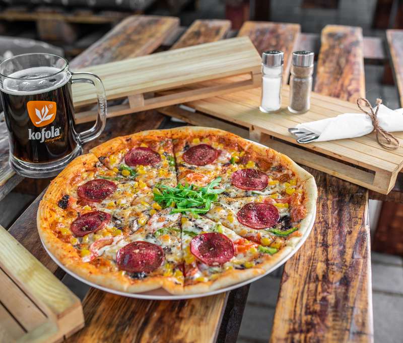 Pizza podľa vlastného výberu a veľké pivo alebo Kofola k tomu v Piváreň Pod Mostom