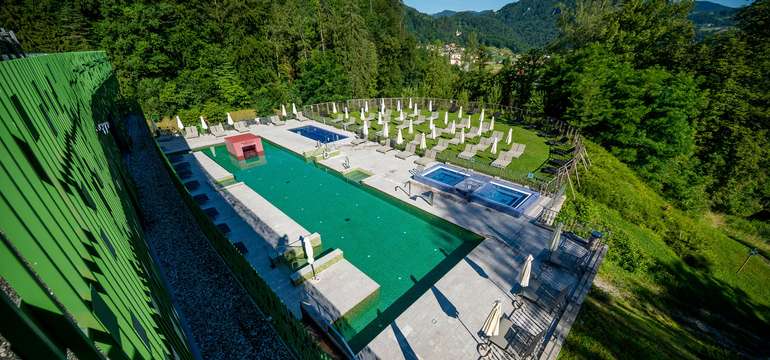 Vonkajší panoramatický bazén s teplotou 32 °C je prepojený s krytým bazénom