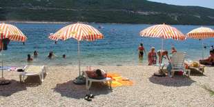 Pláž je len 80 m od hotela Agava**** v meste Neum