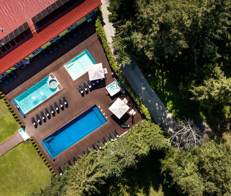 Štyri sauny, tri vonkajšie a jeden vnútorný bazén umožňujú relax za každého počasia