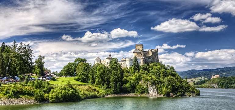 Jezero Czorsztyńskie se dvěma hrady - jedna z největších turistických atrakcí v Pieninách