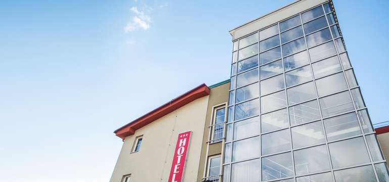 Hotel Dominika sa nachádza na pravom brehu Dunaja v bratislavskej Petržalke