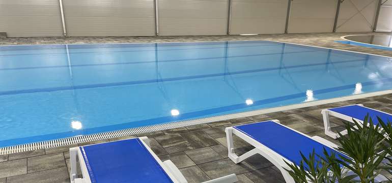 Neomezené wellness: vnitřní bazén, venkovní bazén, finská sauna, infra sauna, vířivka