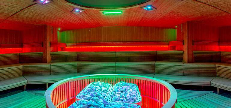 Ceremoniálna sauna je spojením fínskej sauny s mystickým zážitkom v podobe saunovej show