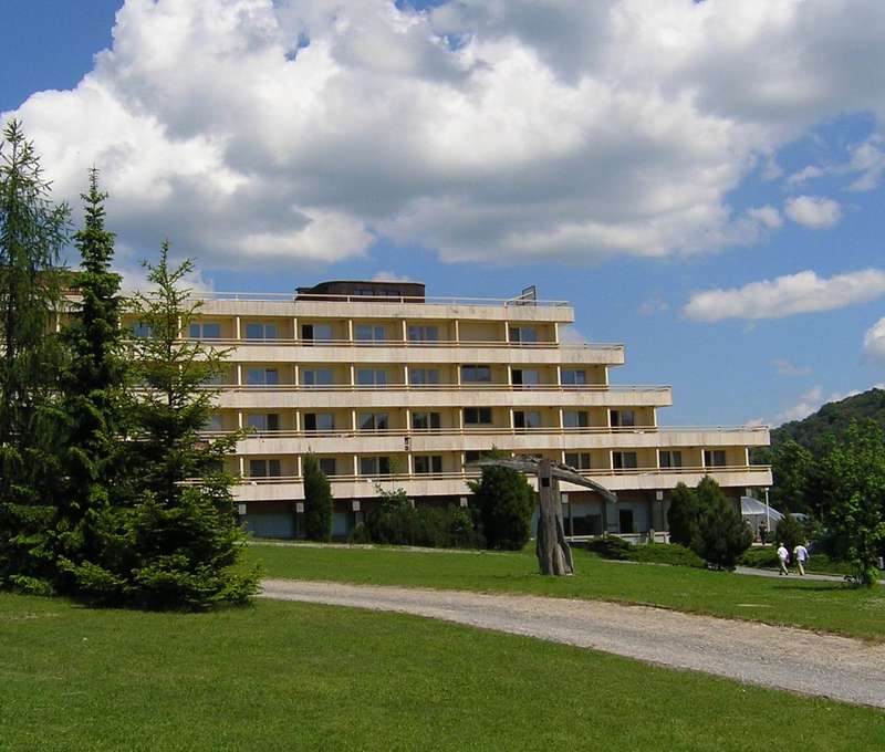 V prostredí kúpeľných parkov sídli aj liečebný dom Travertín