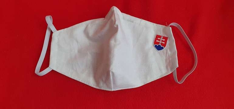 Štýlové bavlnené rúško s vyšitým slovenským znakom, s plieškom