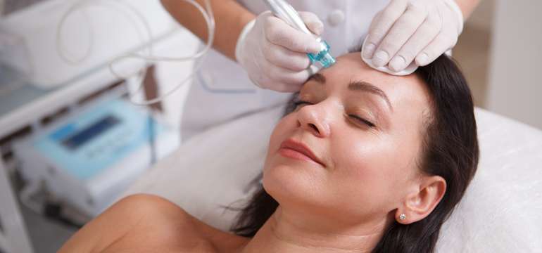 Komplexné ošetrenie Hydrabeauty pre hydratovanú pleť v salóne INA