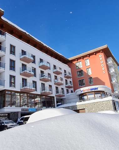 Hotel Crocus**** leží len pár krokov od Štrbského plesa