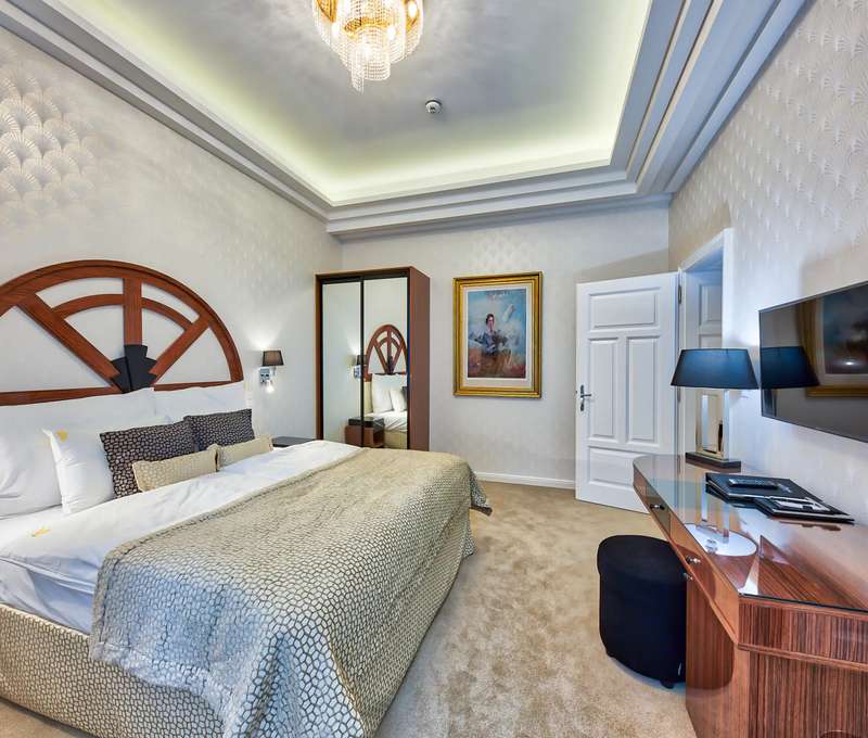Zrekonstruovaný hotel ROYAL PALACE***** je zařízen ve stylu art deco a patří k nejluxusnějším