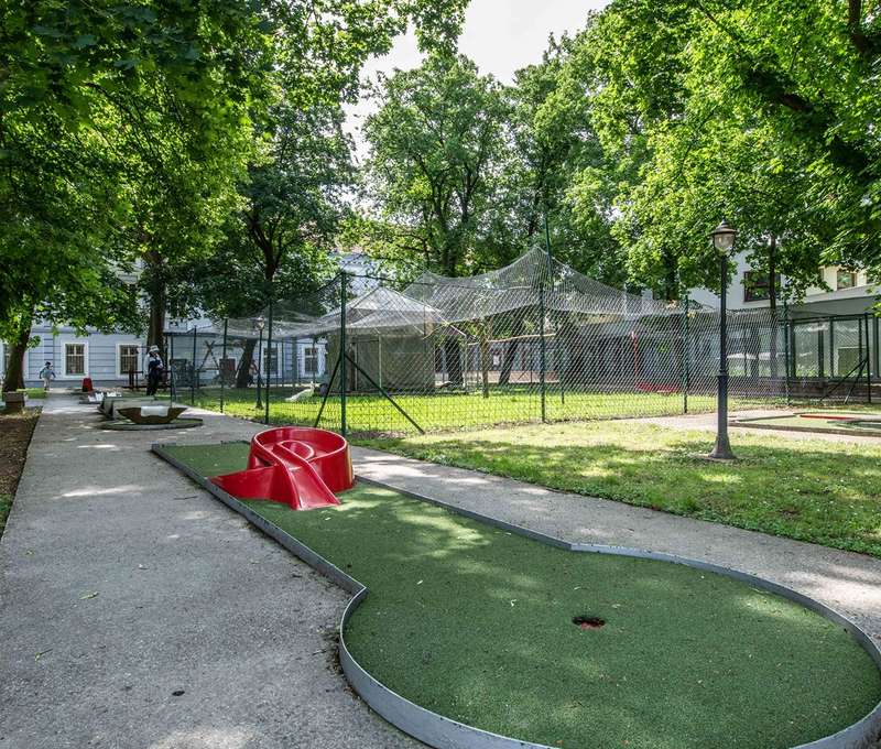 V kaštieli Mojmírovce**** si môžete zahrať aj minigolf