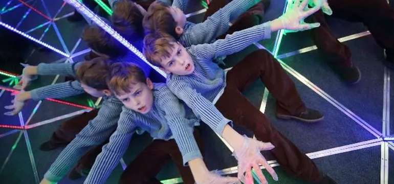 Zrkadlové bludisko: