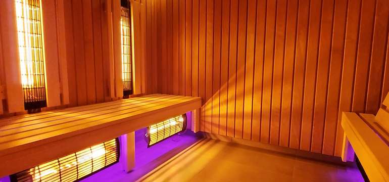 Infra sauna jednostupňová. Zdrojom žiarenia sú celospektrálne žiariče s viditeľnou časťou infra žiar