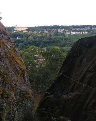 Čeká vás jednodenní sportovní via ferrata kurz ve Slaném včetně teorie