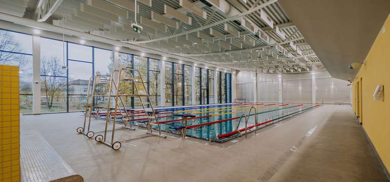 Plavecký bazén s dĺžkou 25 m, počet plaveckých dráh 6, šírka plaveckej dráhy 2 m