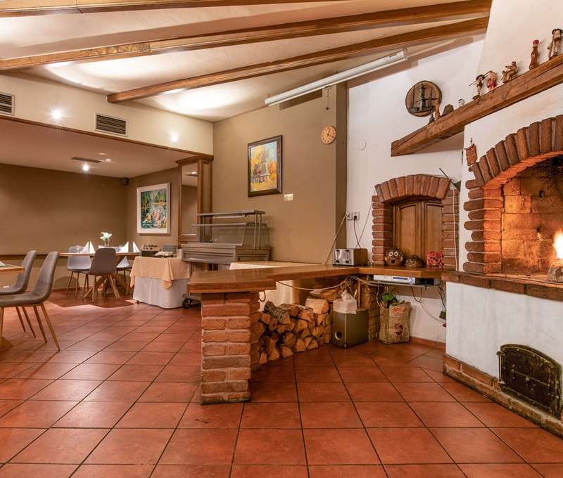 Příjemnou atmosféru hořícího krbu si vychutnáte v restauraci Hotelu Čingov***