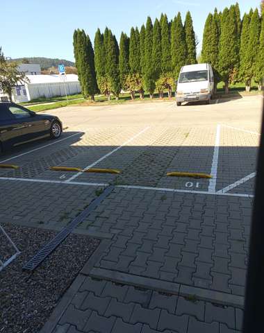Parkovacie miesto priamo pred vchodom do budovy