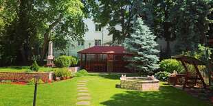 Hotel Arcus*** je známy svojou krásnou záhradou, kde môžete aj grilovať