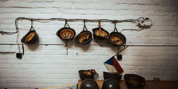 Zážitkový pobyt v tajném atomovém krytu v Brně s prohlídkou, retro snídaní, lahví sektu i únikovou hrou/Brno