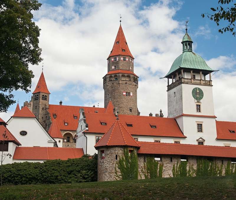 Hrad se tyčí přímo nad hotelem