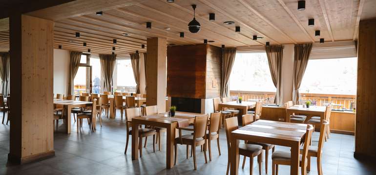 Klimatizovaná reštaurácia v Resorte Levočská Dolina má terasu s výhľadom na svah