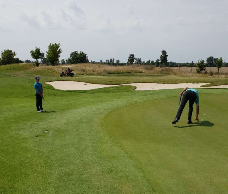 Intenzívny víkendový golfový kurz v Golf Club Welten v Báči