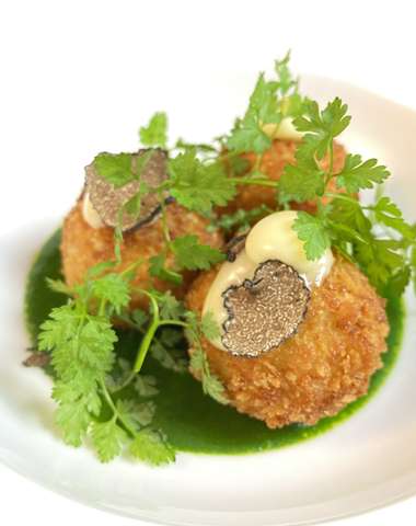 120 g Zemiakové krokety so syrom Provolone, Špenát, Zimná hľuzovka (1,3,7,10)