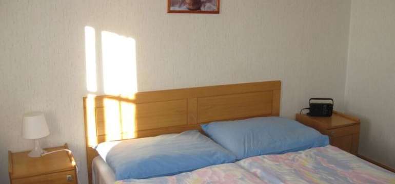 Čistě zařízené pokoje nabízí útulnou základnu v krásné přírodě
