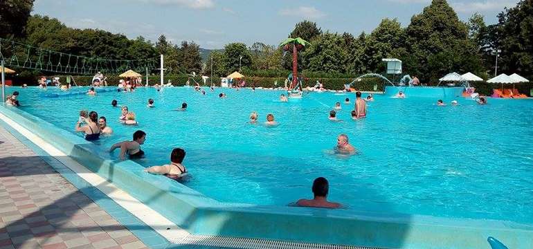 Apartmány Solaris stoja len 80 m od termálneho kúpaliska Vadaš v Štúrove