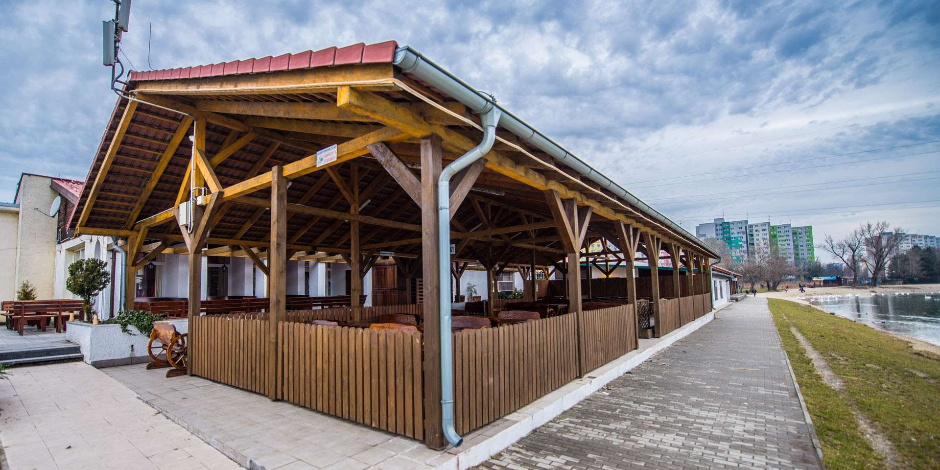 Kilo grilovaných rebierok alebo krídeliek pri Draždiaku