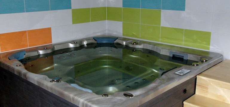 Wellness centrum s bazénom, vírivkou a saunou