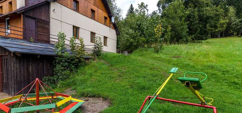 V areálu je dětské hřiště s pískovištěm, ohništěm i půjčovna kol a koloběžek
