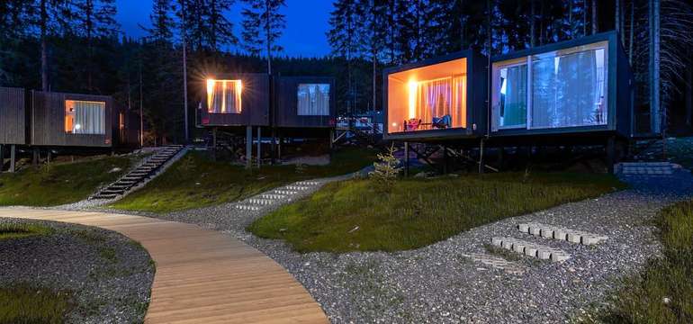 Björnson Tree Houses uprostred lesa pod Chopkom