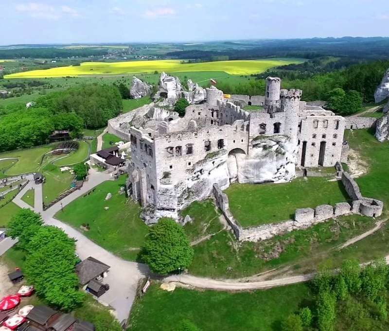 Zábavný park Ogrodzieniec v Poľsku stojí pri impozantnej zrúcanine hradu