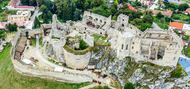 Legendami opradený hrad Beckov na Považí