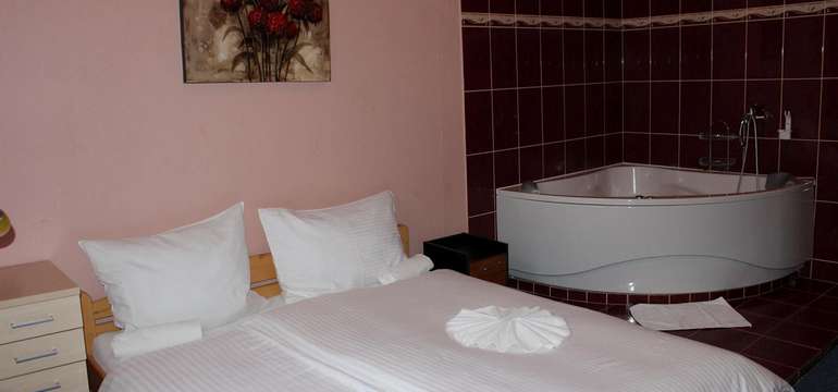 Manželská posteľ v Club Hotel Praha s vírivkou