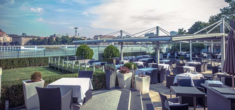 4-chodové menu s aperitívom v štýlovej reštaurácii Au Cafe
