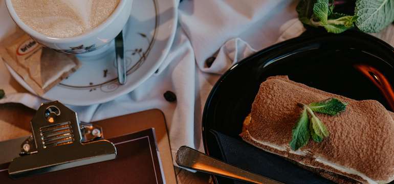 Kvalitná talianska káva s croissantom alebo koláčikom v Emporio Lounge Bar