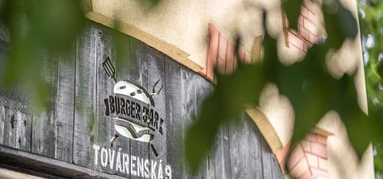 Burger Bar sa nachádza na rohu Továrenskej