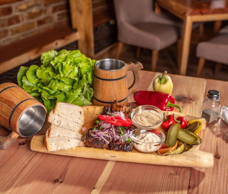 Pečené bravčové rebrá na mede marinované v čiernom pive (500 g)