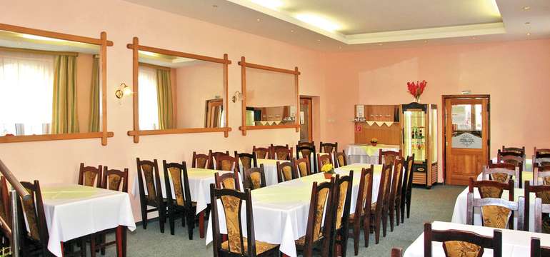 Menu obsahuje množstvo špecialít mäsitých i bezmäsitých jedál, zmrzlinové a ovocné dezerty