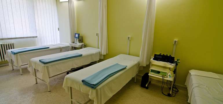 Rehabilitačné procedúry, vykonávané kvalifikovaným zdravotníckym personálom v hoteli Flora
