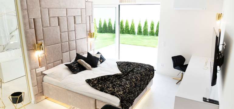 Spálňa apartmánu Mini s čalúneným čelom postele