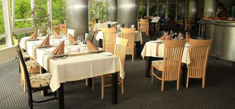 V hotelové restauraci vás ráno přivítá bufetová snídaně a večer seervírovaná večeře