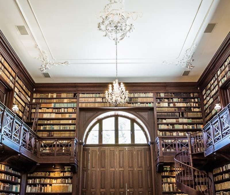 Zámek Château Appony**** proslavila historická knihovna plná vzácných děl