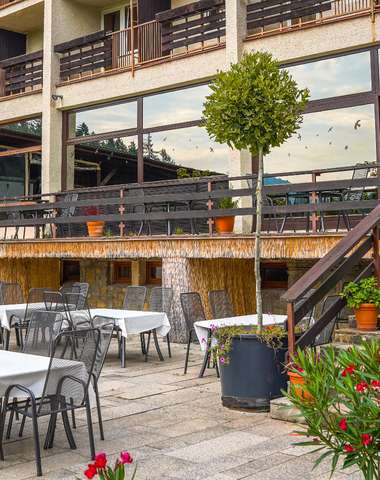 Terasa, z ktorej budete mať čarovný výhľad na okolitú prírodu