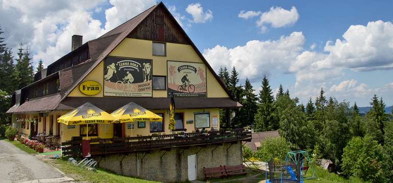 Hotel vzhliada na krajinu Kysuckých Beskýd
