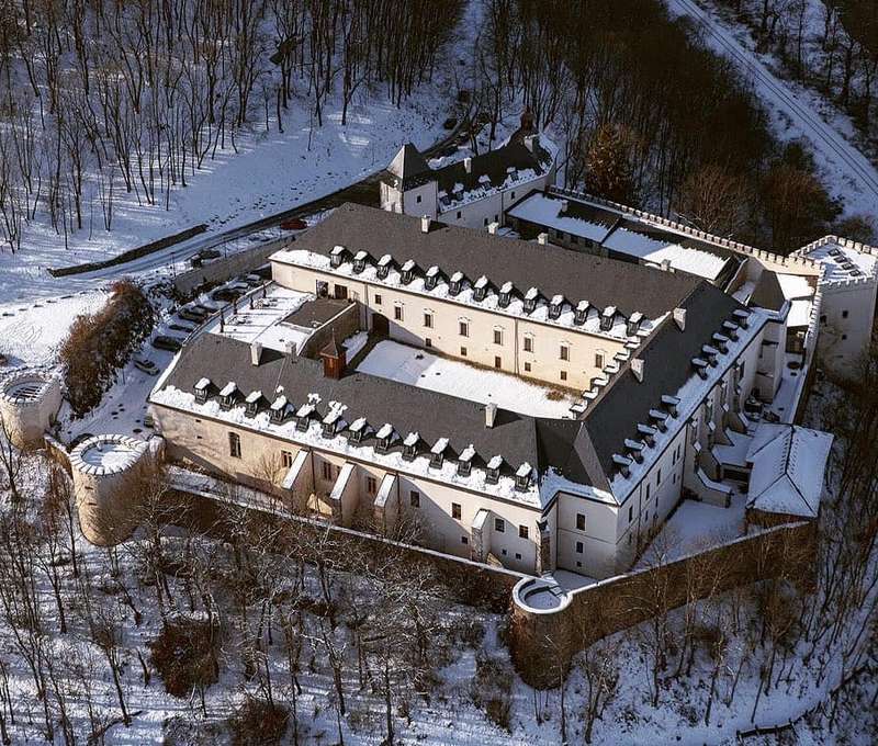 V srdci Slovenska, neďaleko mesta Zvolen v obci s rovnomenným názvom leží zámocký hotel Víglaš